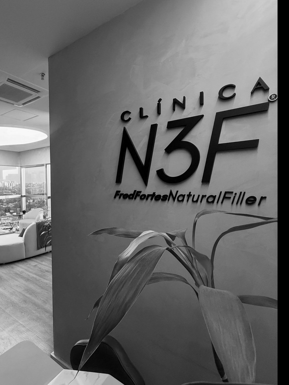 Entrada da Clínica N3F com a marca na parede