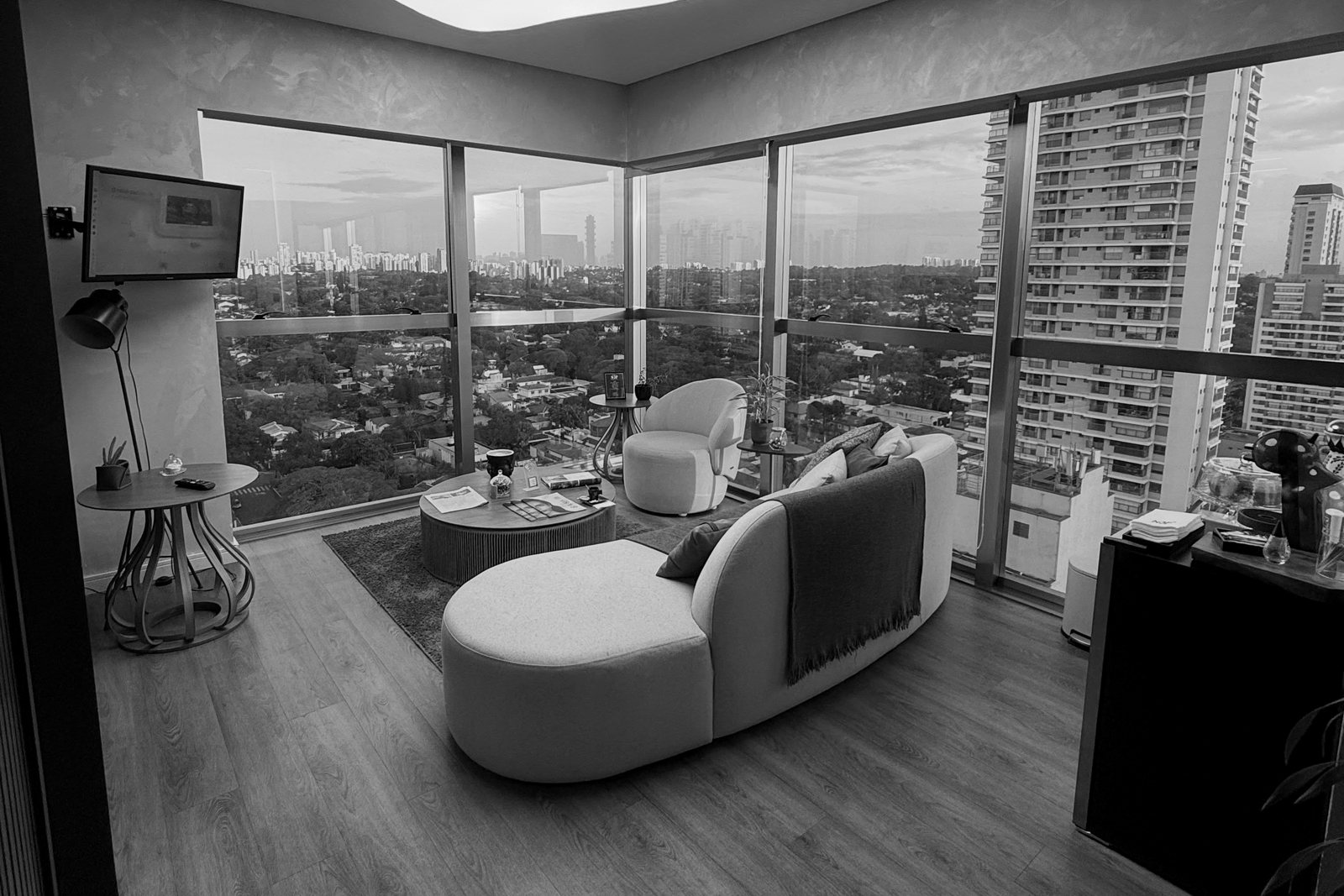 Recepção da Clínica N3F no 16º andar, com a vista do Brooklin