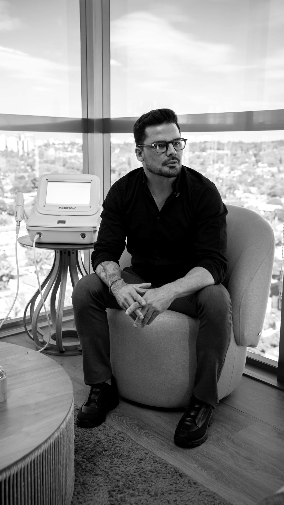 Dr. Fred Fortes na sala de tecnologia da Clínica N3F
